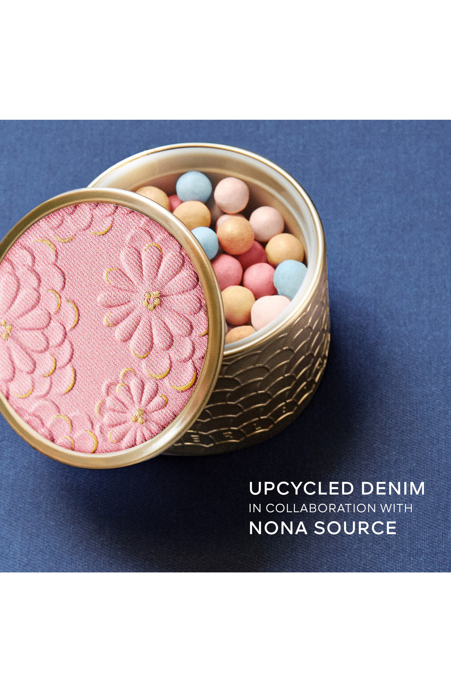 Météorites Blooming Glow Light-Revealing Pearls of Powder